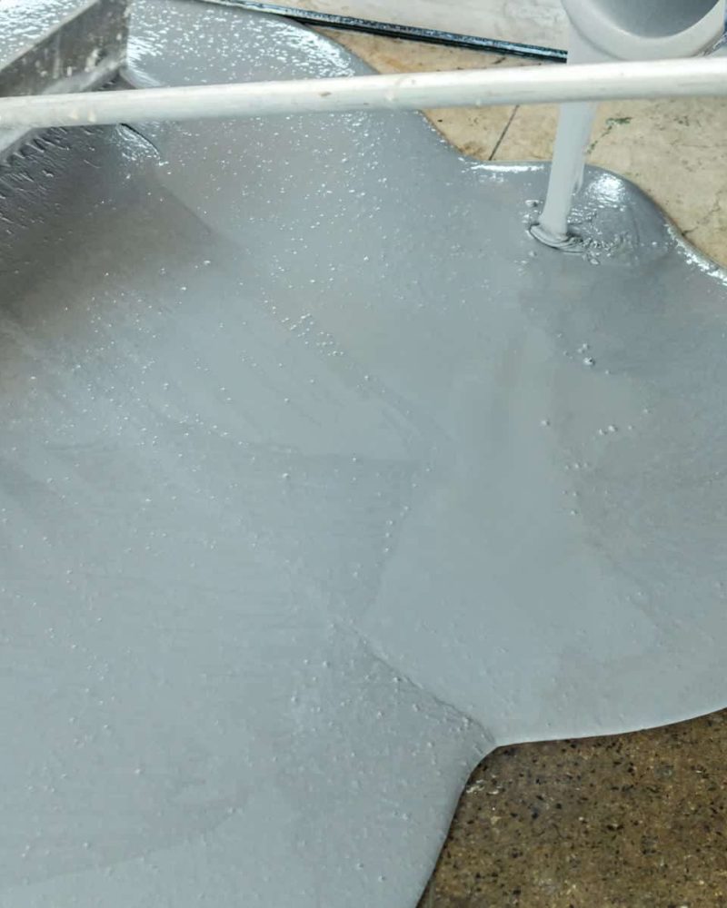 Adjust the mixed cement in the mold